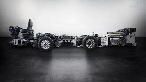 Hibrid hajtású önjáró alvázat mutatott be az európai piac számára a Mercedes-Benz