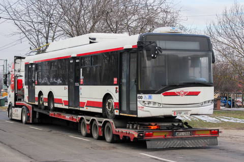 Megérkeztek Szegedre a Pardubicéből vásárolt háromtengelyes Škoda 28 Tr trolibuszok
