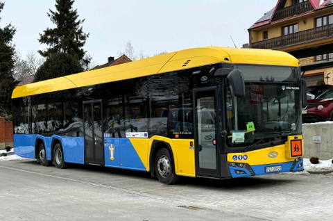 Háromtengelyes elektromos iskolabusz állt a kisdiákok szolgálatába a dél-lengyelországi Pałecznicában