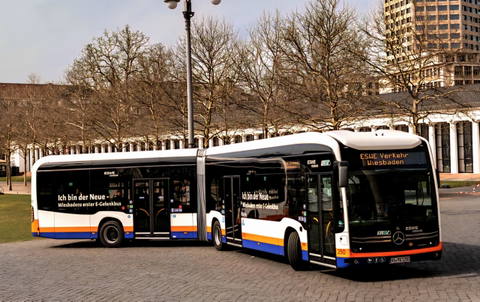 Ötvenezer kilométer után döntött Wiesbaden: megkezdődik a csuklós villanybuszok beszerzése