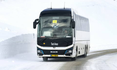 Újabb lépés a sorozatgyártás felé: lezárultak az elektromos MAN Lion’s Coach E téli tesztjei