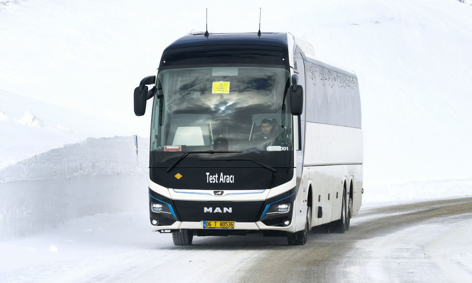 Újabb lépés a sorozatgyártás felé: lezárultak az elektromos MAN Lion’s Coach E téli tesztjei