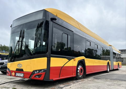 Félezer villanybusz felé tart Varsó: megérkezett az új Solaris-flotta első járműve