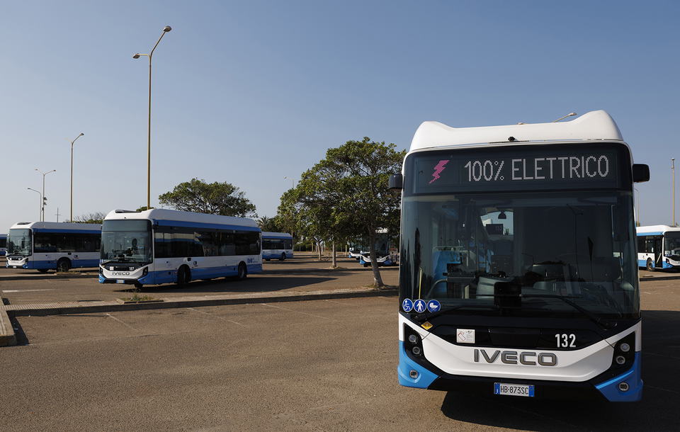 Negyvenhét új Iveco E-Way érkezésével elérte a 70%-ot a villanybuszok aránya Cagliariban