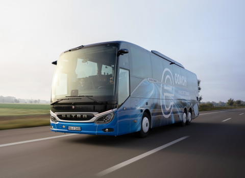A gyakorlati tesztek szakaszába lépett a Daimler Buses elektromos turistabuszának fejlesztése