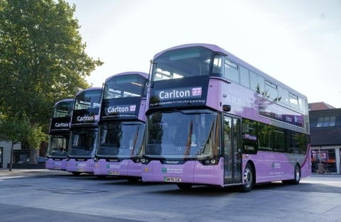 Átadta Nottingham első emeletes villanybuszait a Wrightbus