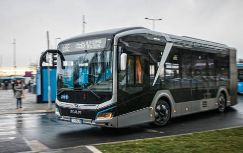 Több ponton módosítanák a gyártók a budapesti villanybusztender műszaki feltételeit