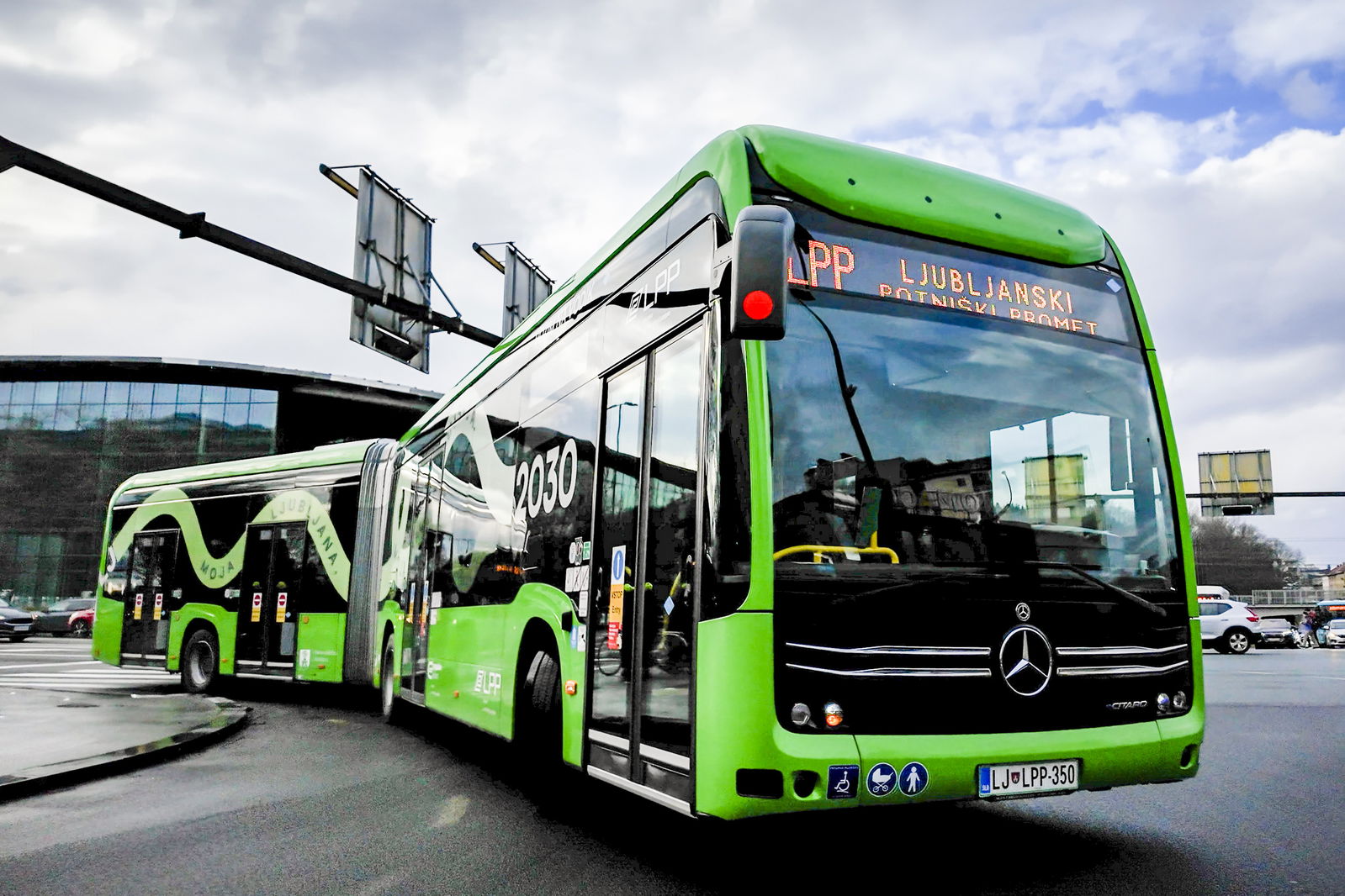 Kétféle hajtástechnológiára épít Ljubljana: már 35 elektromos és hidrogénes eCitaro közlekedik a városban