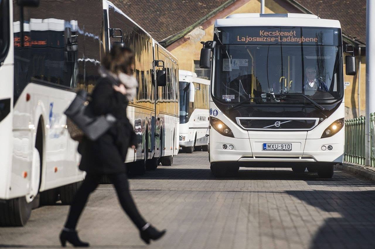 Három év börtönre ítélték a Volánbusz és DAKK korábbi vezérigazgatóját egy 20 autóbuszt érintő beszerzési ügyben