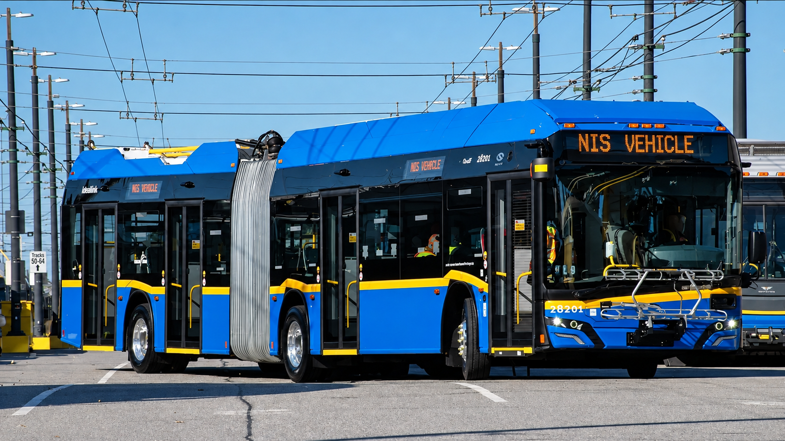 Újabb lépés Vancouver trolibuszflottájának megújításában: befutott az első csuklós Solaris Trollino is
